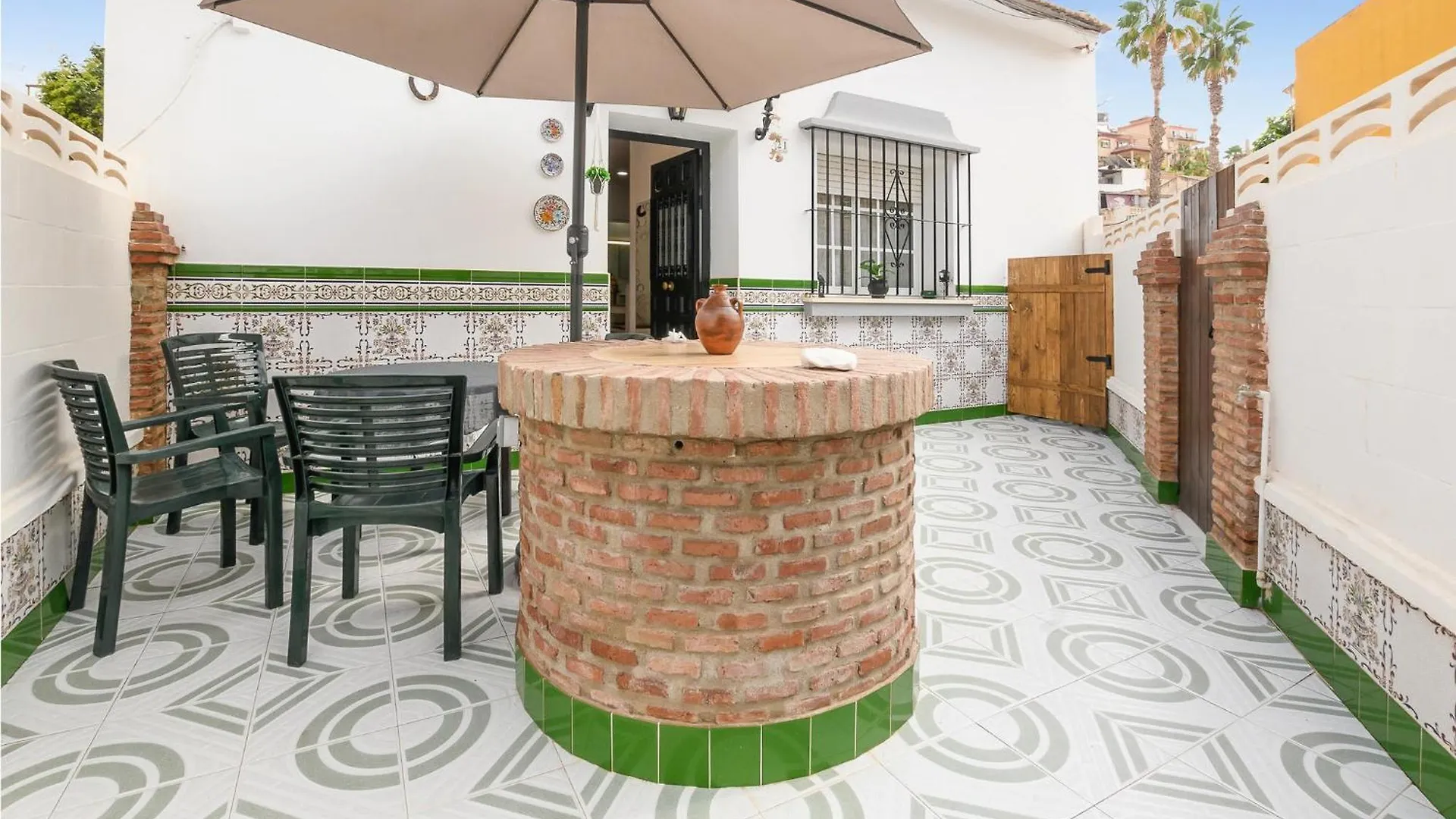 2 Bedroom Lovely Home In Malaga ile iletişim